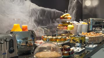 Desayuno buffet diario (EUR 18 por persona)