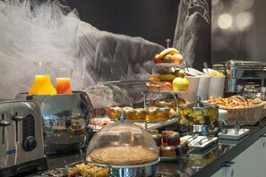 Petit-déjeuner buffet (18 EUR par personne)