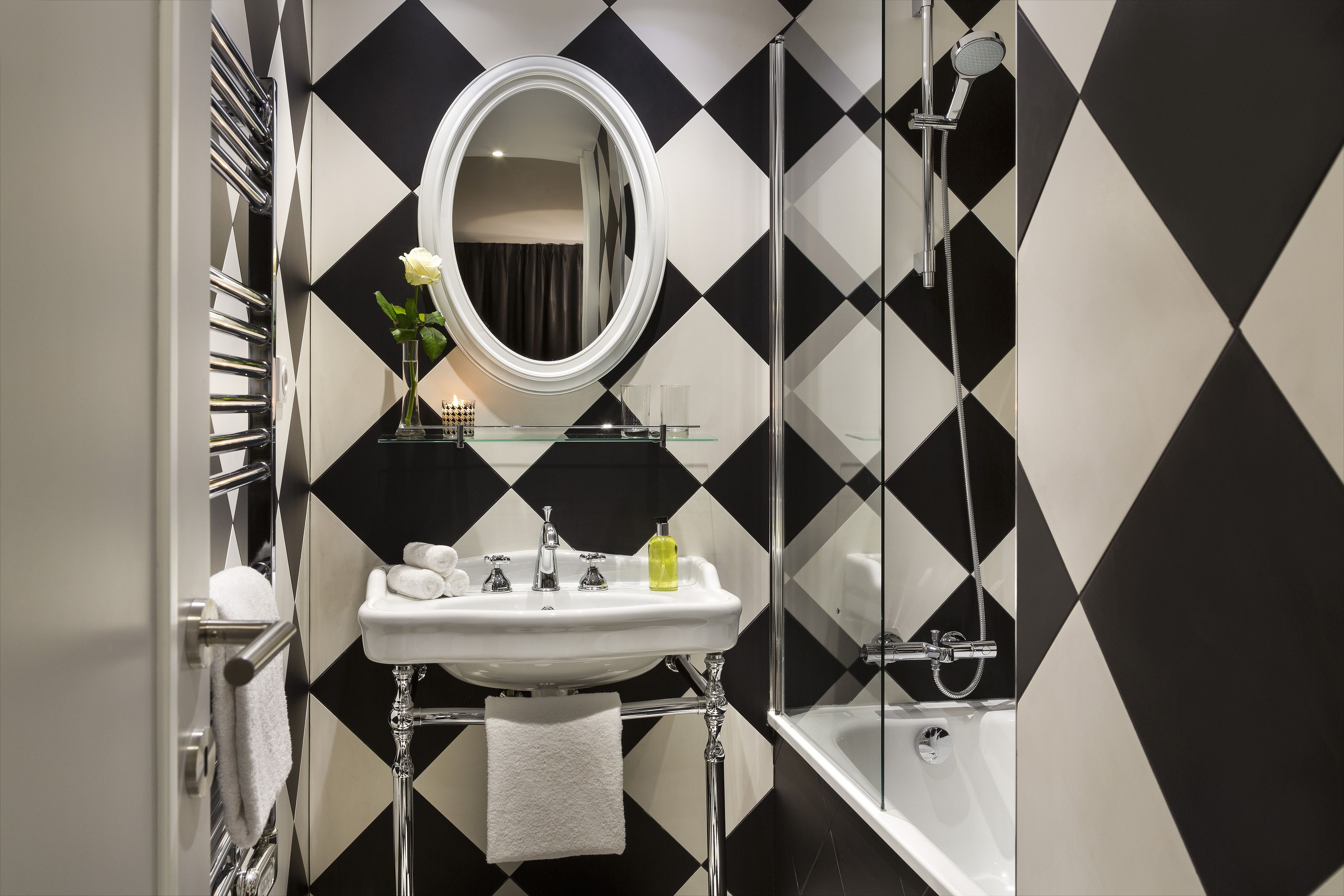 Suite (Couture) | Bathroom | Combined shower/tub, rainfall showerhead, eco-friendly toiletries