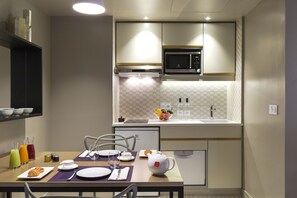 Appartement, 1 chambre | Cuisine privée | Réfrigérateur, micro-ondes, plaque de cuisson, lave-vaisselle