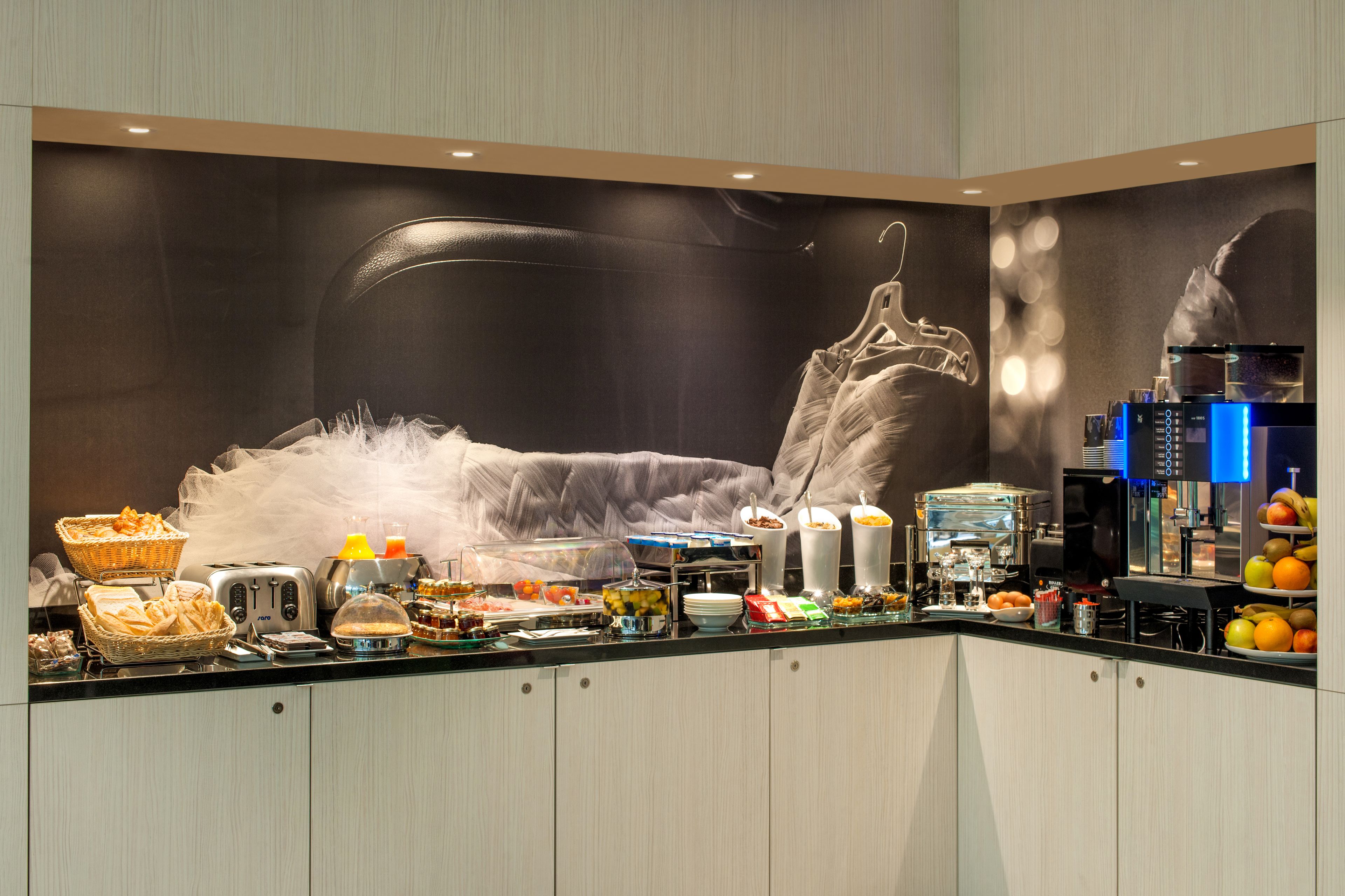 Un buffet proposant une variété de plats et une machine à café.