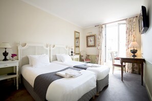 Escritorio, tabla de planchar con plancha, wifi gratis y ropa de cama