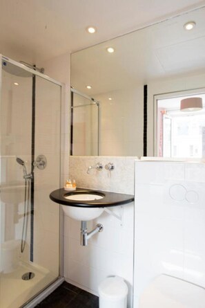 Single Room | Bathroom | Free toiletries, hair dryer, towels, shampoo - Hotel France Louvre (Paris)