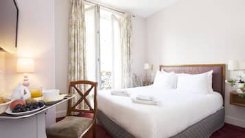 Habitación estándar | Escritorio, tabla de planchar con plancha, wifi gratis y ropa de cama