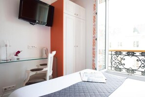 Kamar Standar | Meja kerja, setrika/meja setrika, Wi-Fi gratis, dan seprai linen