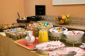 Buffet déjeuner servi tous les jours en supplément