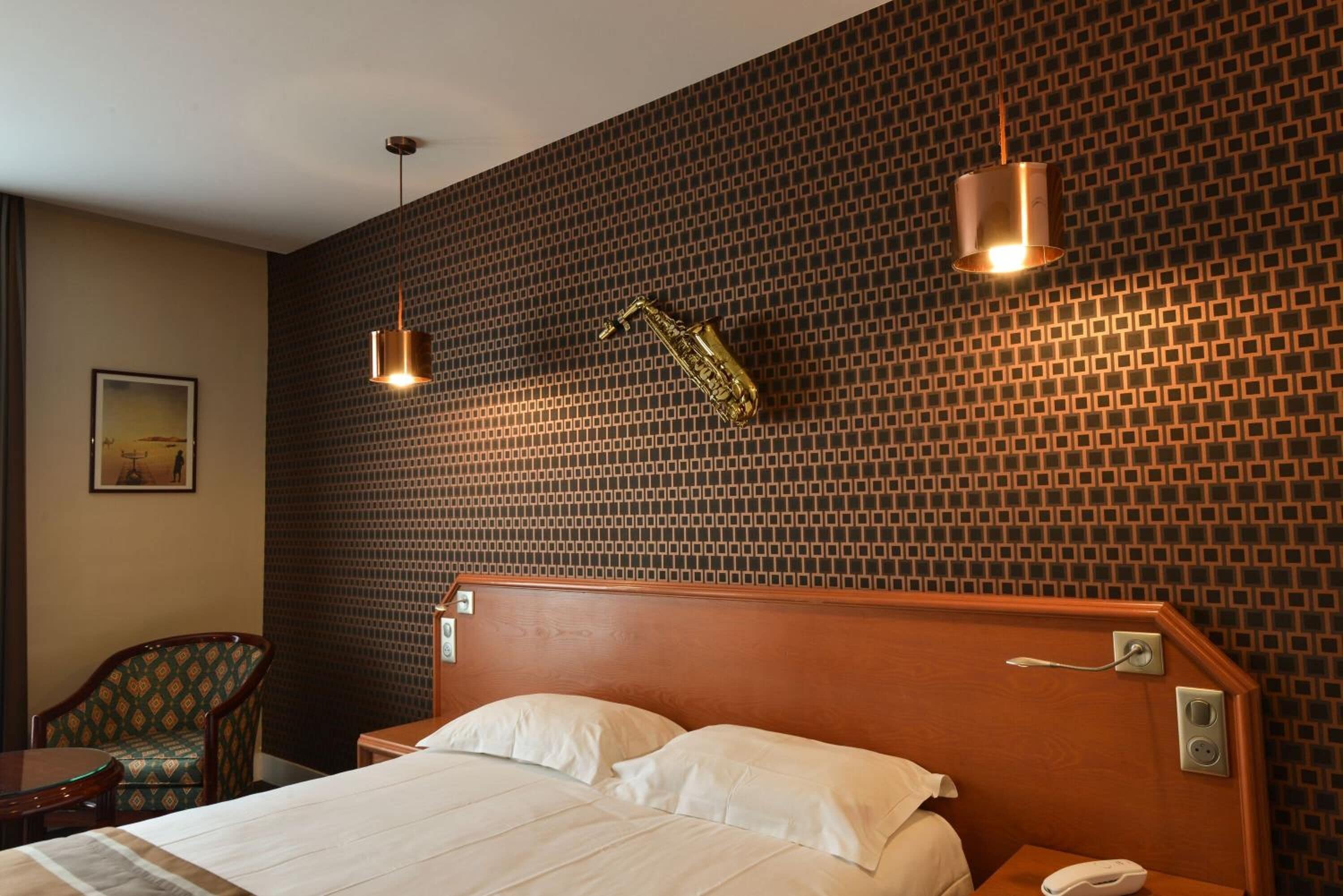 Tallelokero huoneessa, työpöytä, äänieristys, silitysrauta/-lauta