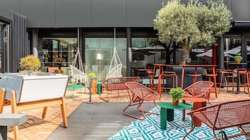 2 restaurants; ze serveren er lunch en diner