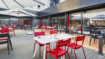 2 restaurants, serveren lunch, diner, internationale gerechten