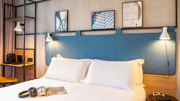 Habitación Confort, 1 cama doble | Escritorio, sistema de insonorización, tabla de planchar con plancha