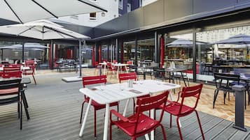 2 restaurants, lunch, dinner served; international cuisine