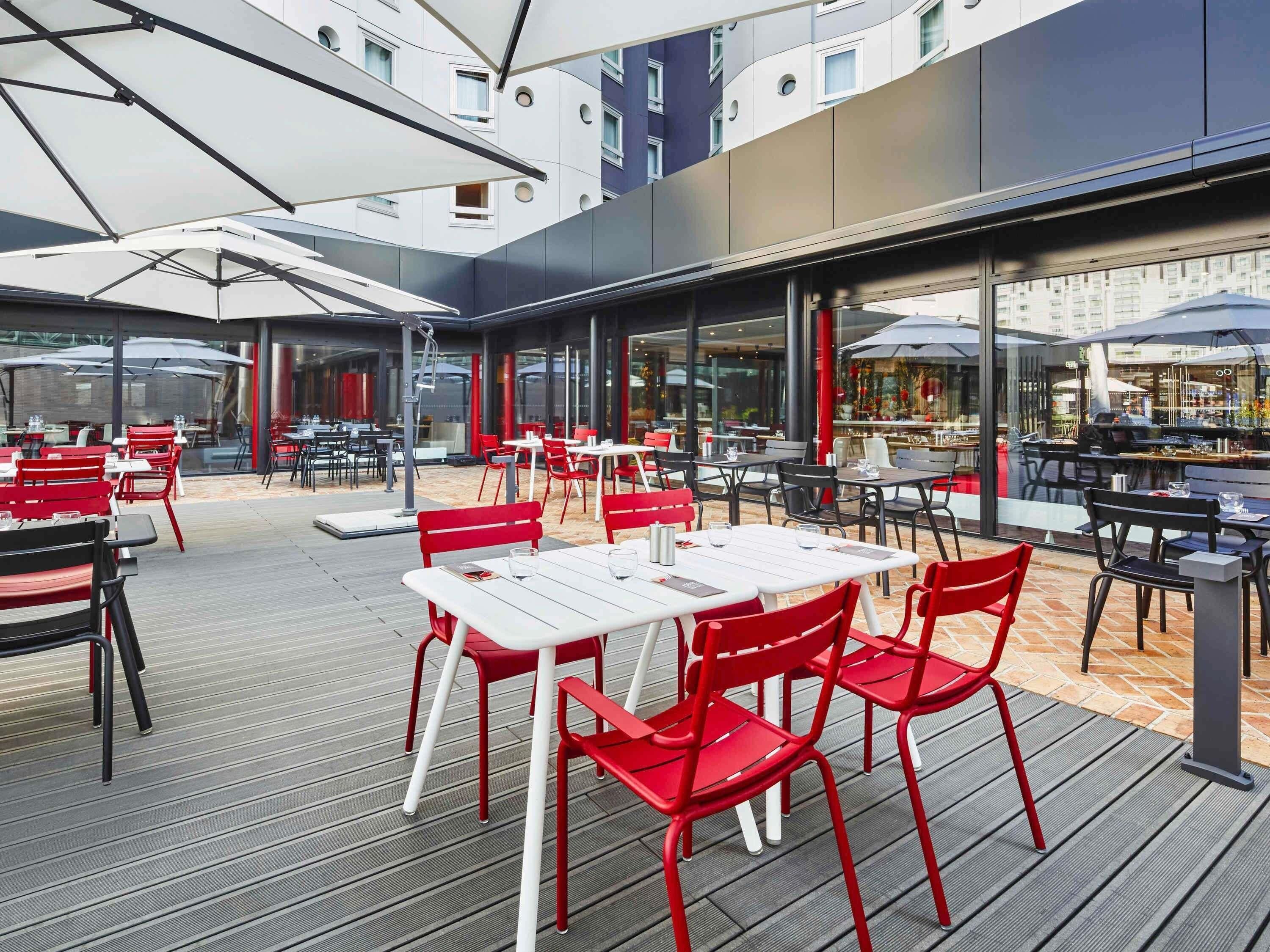 2 restaurants; ze serveren er lunch en diner 