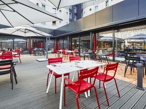 2 restaurants; lunch and dinner served