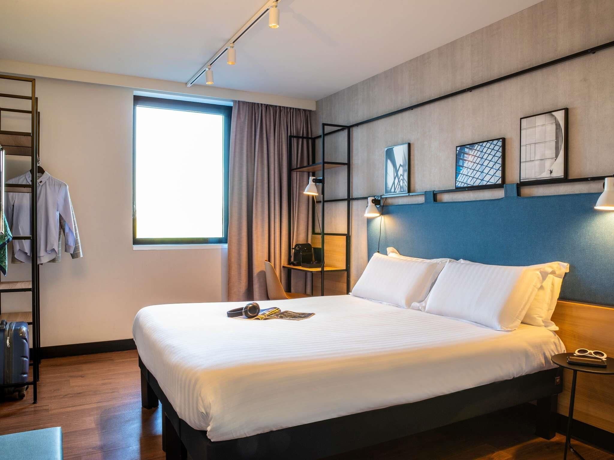 Chambre Confort, 1 lit double | Bureau, système d’insonorisation, fer et planche à repasser