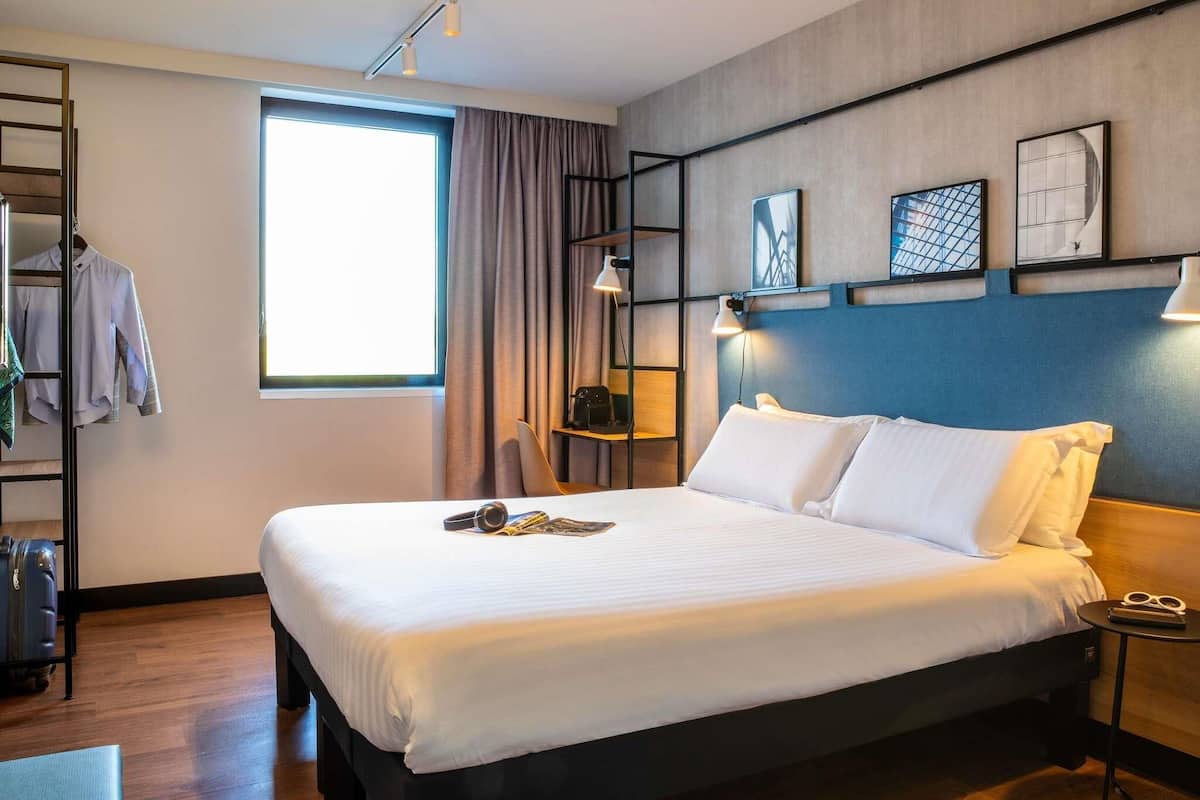 Chambre Confort, 1 lit double | Bureau, systĂšme dâinsonorisation, fer et planche Ă repasser