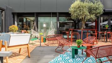 2 restaurants servant le déjeuner, spécialités Cuisine internationale