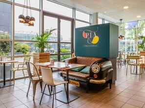 2 restaurants; lunch and dinner served