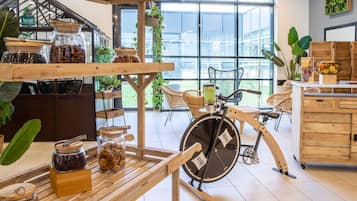 2 restaurants; lunch and dinner served