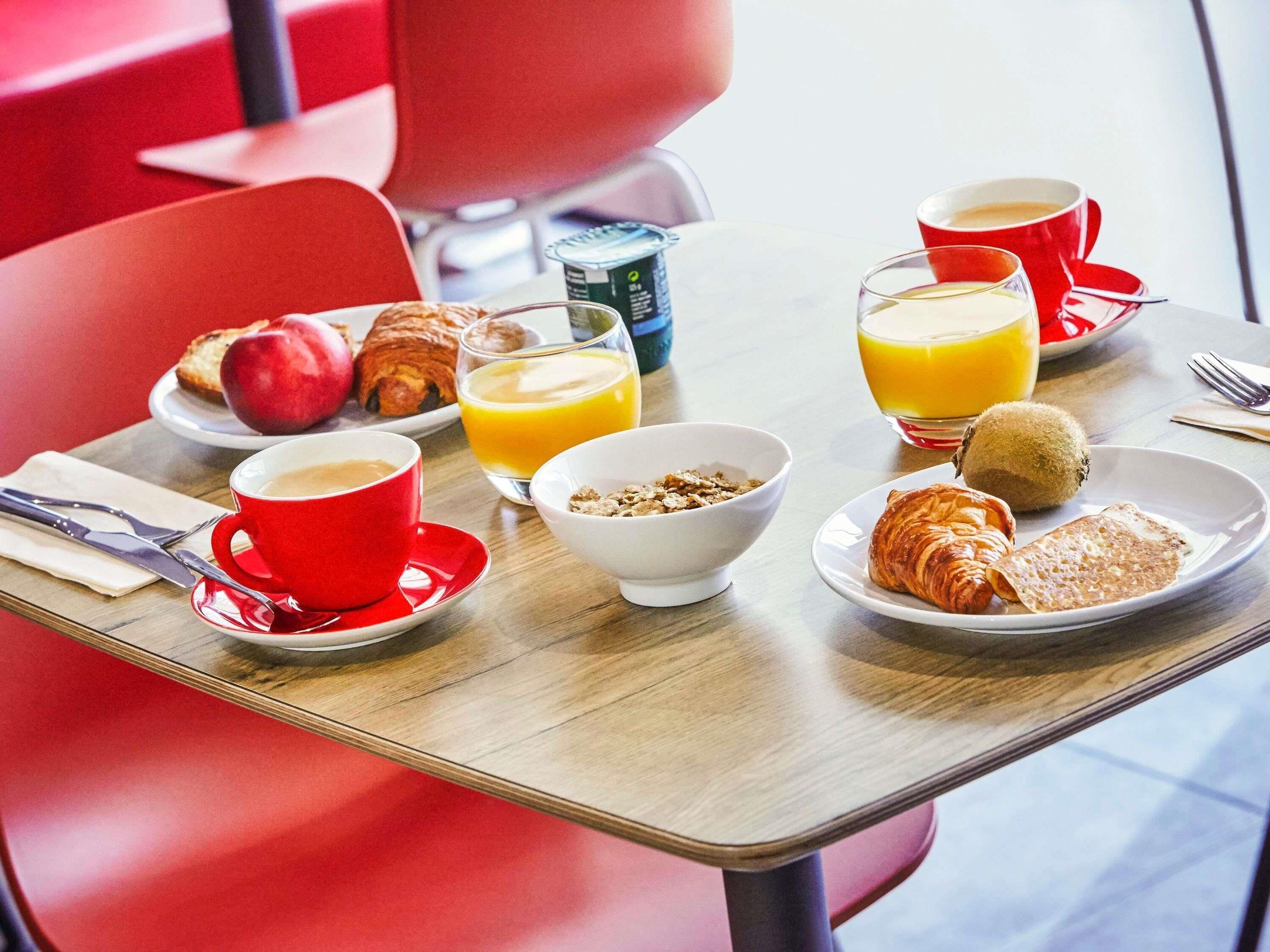 Se ofrece un desayuno bufé (14.50 EUR por persona)