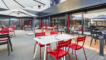 2 restaurants, lunch, dinner served; international cuisine