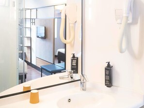 Shower, eco-friendly toiletries, hair dryer, towels - ibis Paris CDG Airport (Tremblay-en-France)