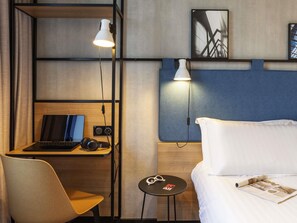 Schreibtisch, schallisolierte Zimmer, Bügeleisen/Bügelbrett