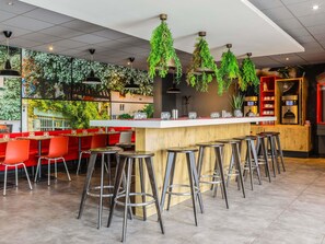 2 restaurants; lunch and dinner served
