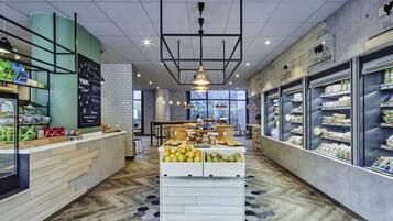 2 restaurants, lunch, dinner served; international cuisine