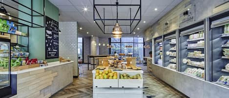 2 restaurants, lunch, dinner served; international cuisine