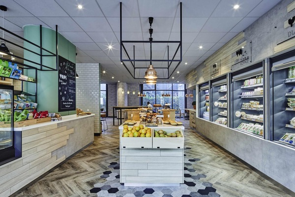 2 restaurants; lunch and dinner served