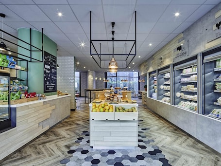 2 Restaurants; Mittagessen und Abendessen werden serviert. ibis Paris CDG Airport