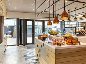 Petit déjeuner buffet (14.50 EUR par personne)