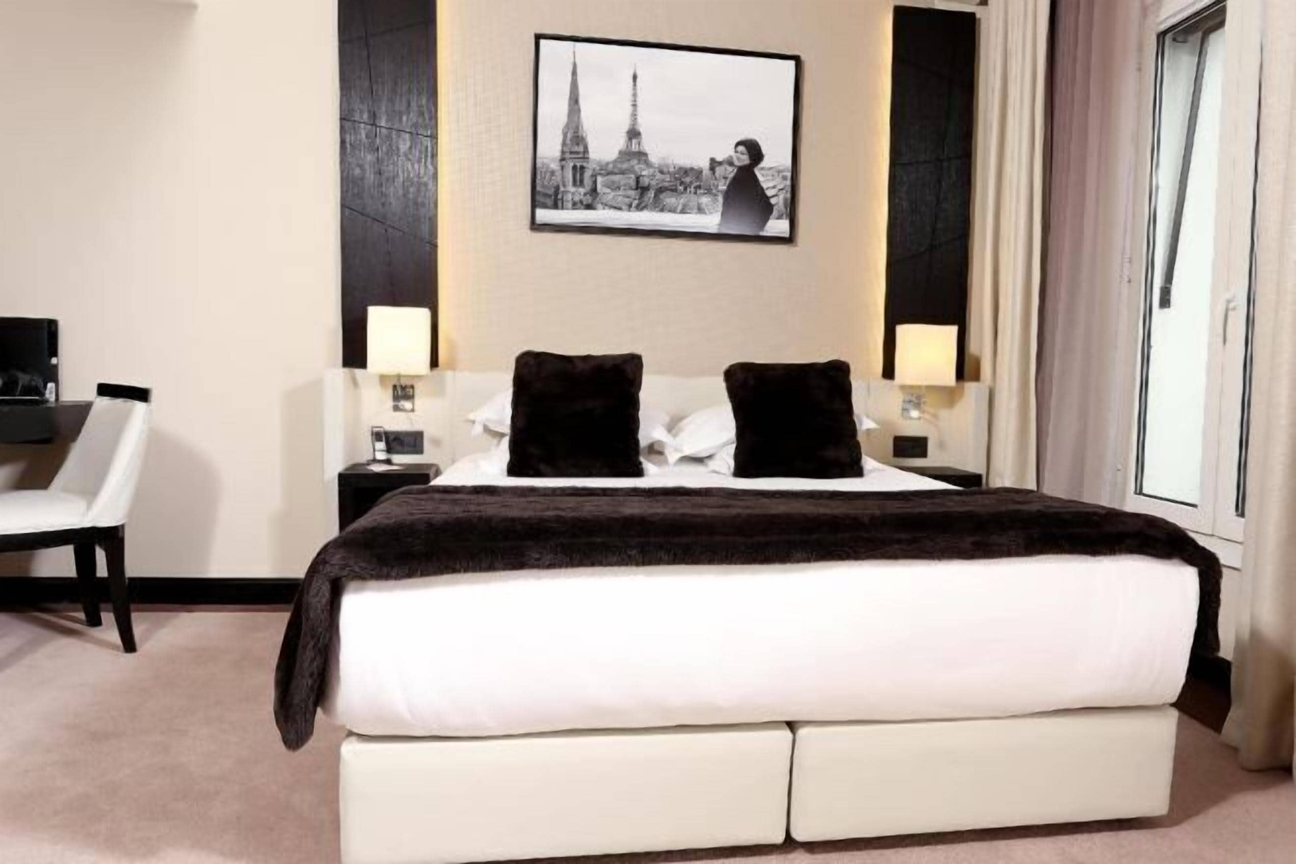 ミニバー、セーフティボックス (室内)、デスク、遮光カーテン