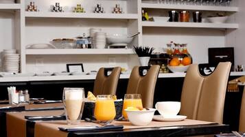 Espresso maker, coffee/tea maker