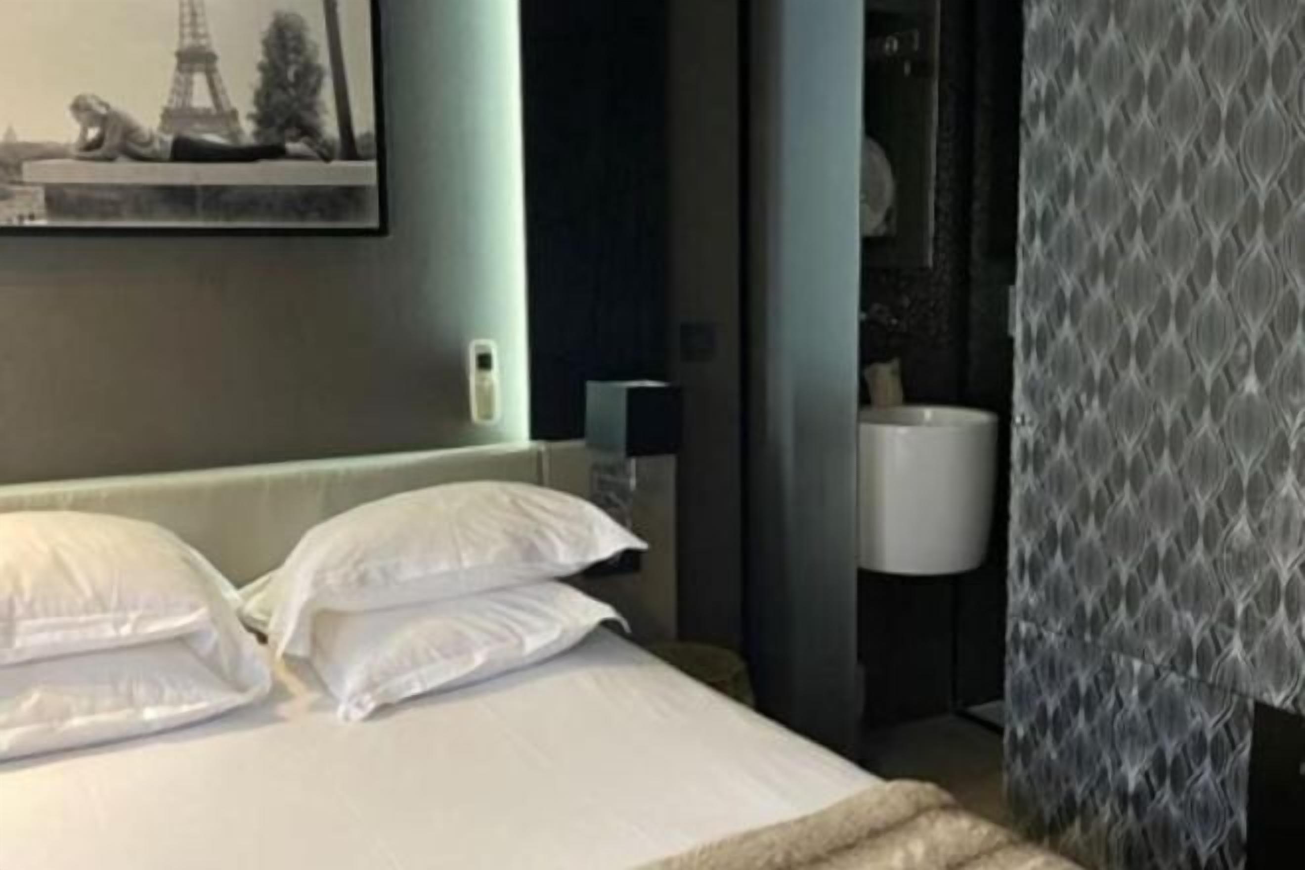 ミニバー、セーフティボックス (室内)、デスク、遮光カーテン