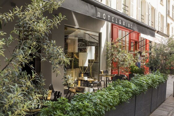Outdoor dining - Hotel du Cadran (Paris)