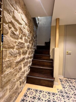 Articles de toilette gratuits, sèche-cheveux, peignoirs, chaussons