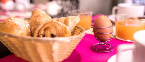 Desayuno con pasteles, una cesta y un soporte para un huevo.