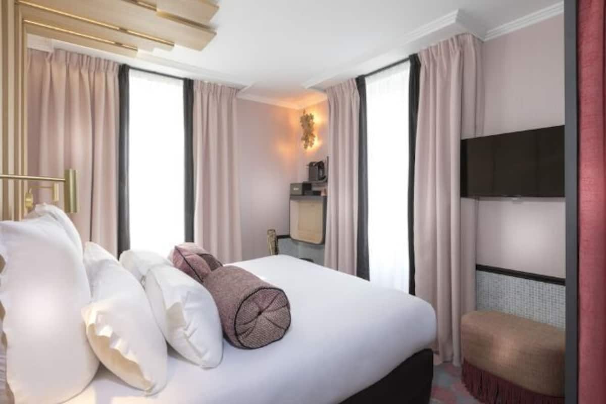Premium bedding, pillowtop beds, free minibar, in-room safe