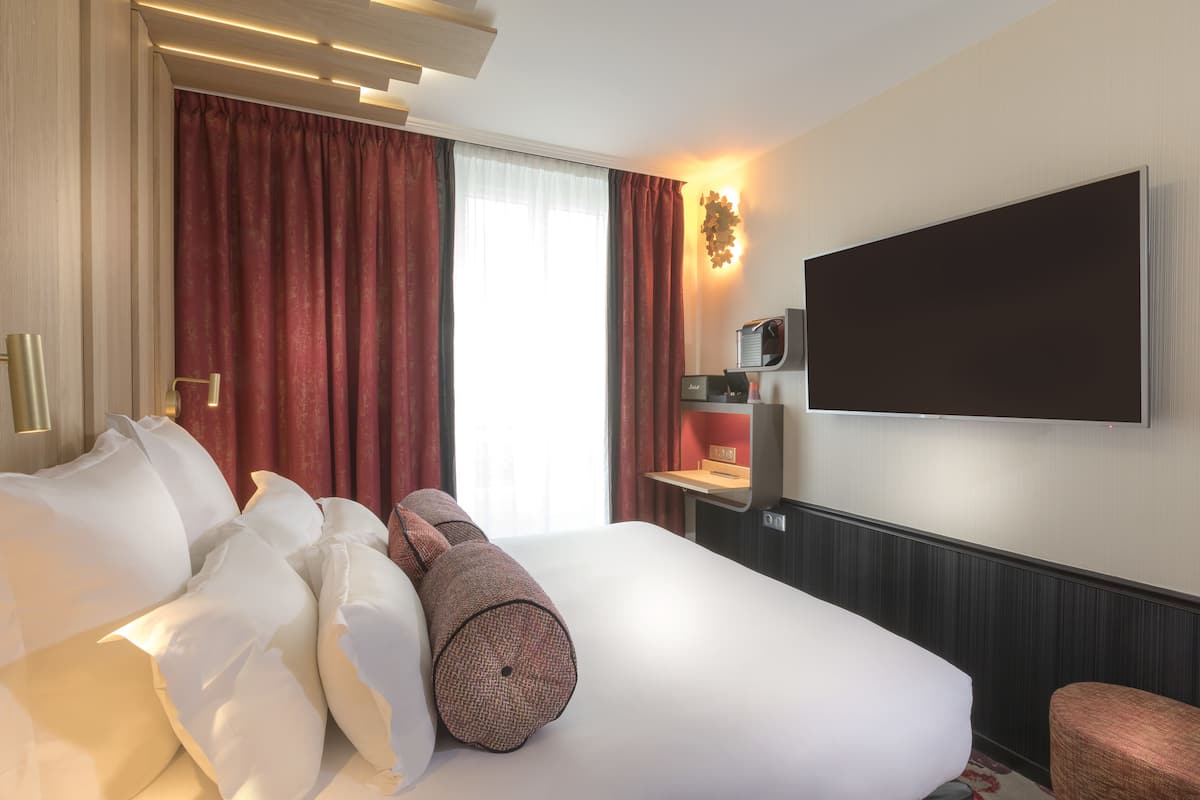 Perhehuone (connecting rooms, Bâtiment 1) | Ylelliset vuodevaatteet, pillowtop-patjalliset sängyt