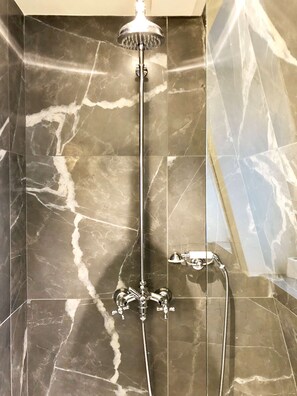 Baignoire, articles de toilette gratuits, sèche-cheveux