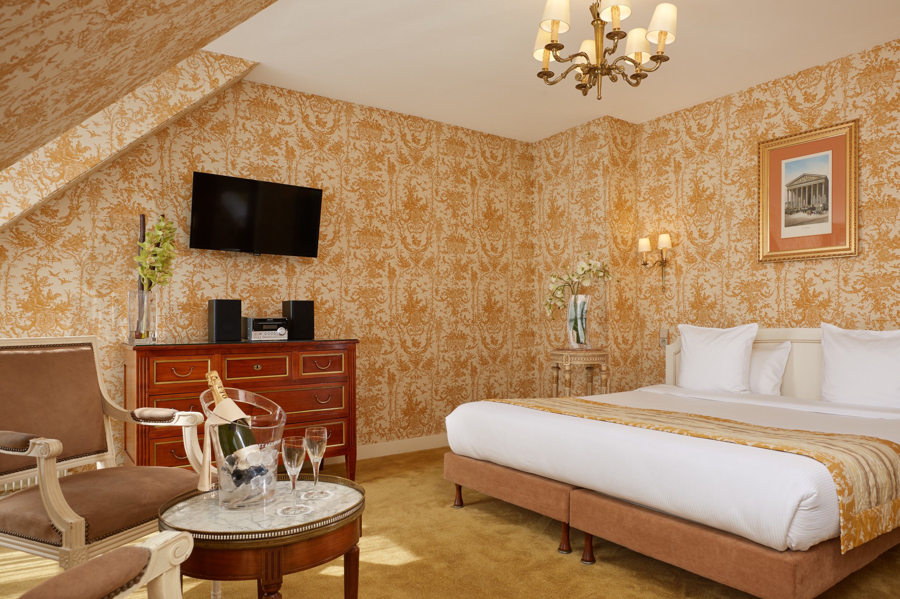 deluxe room | 1 bedroom, minibar, in-room safe, individually decorated