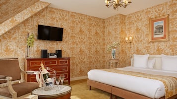 Deluxe Room | Minibar, in-room safe, desk, blackout curtains
