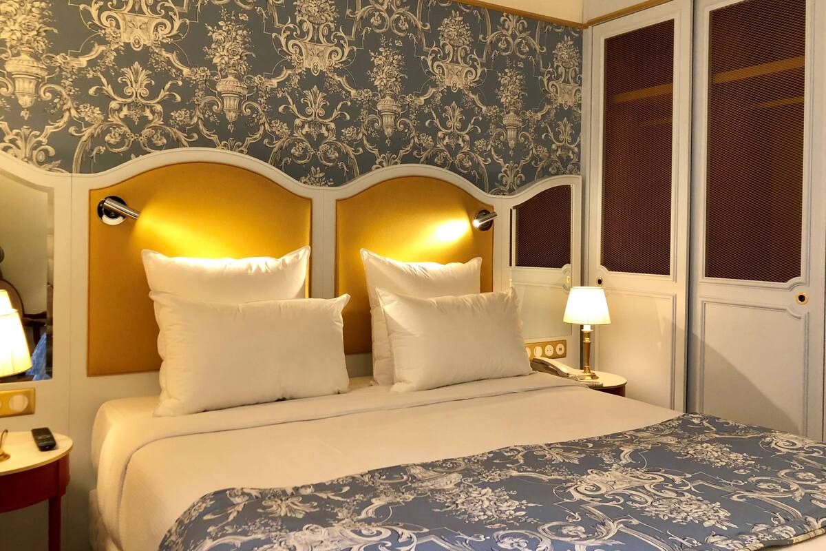 Classic Room | Minibar, in-room safe, desk, blackout curtains