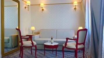 Suite Junior | Minibar, coffres-forts dans les chambres, décoration personnalisée