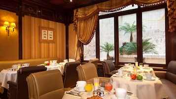 Desayuno buffet (EUR 25 por persona)