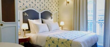 Minibar, Zimmersafe, individuell dekoriert, Schreibtisch