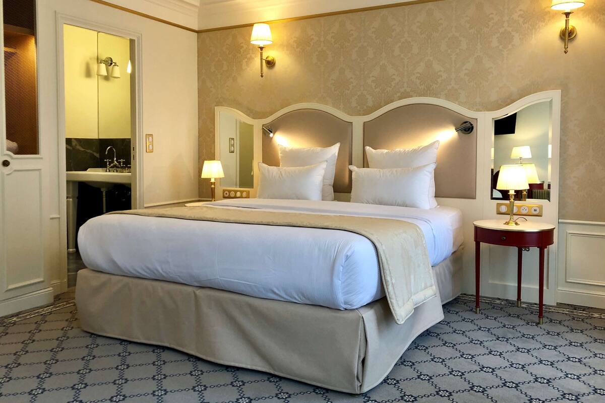 Deluxe Room | Minibar, in-room safe, desk, blackout curtains