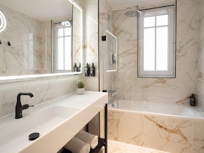 Suite | Baño | Amenidades de baño gratuitas, secadora de cabello, toallas