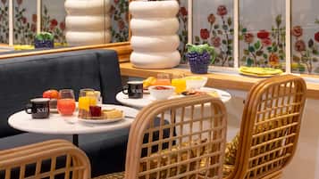 بوفيه فطور يوميًا بتكلفة قدرها (25 EUR للشخص)